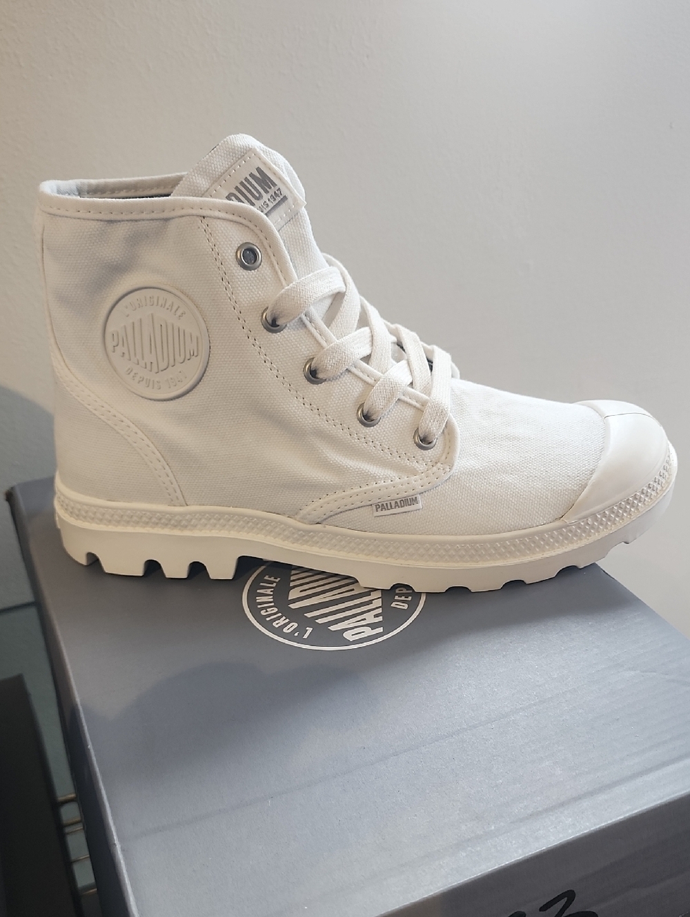 PALLADIUM PAMPA HI WOMENS Star White Lace Up Boots Size 9 New In Box!